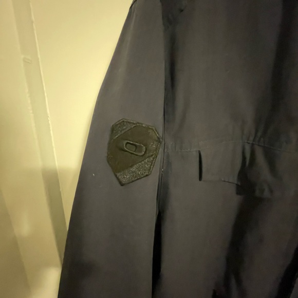 Dark navy blue Oakley water replant shell. Size xl - Picture 3 of 5